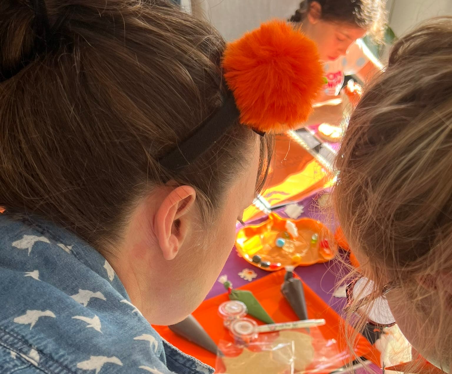 Enfants qui font un ateliers de biscuits
