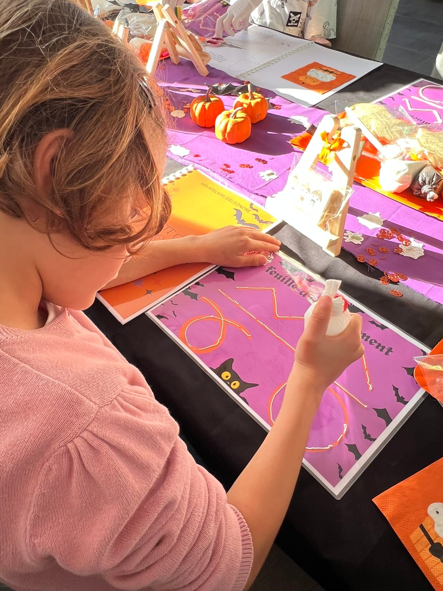 Petite fille qui prend un cours de création de biscuits