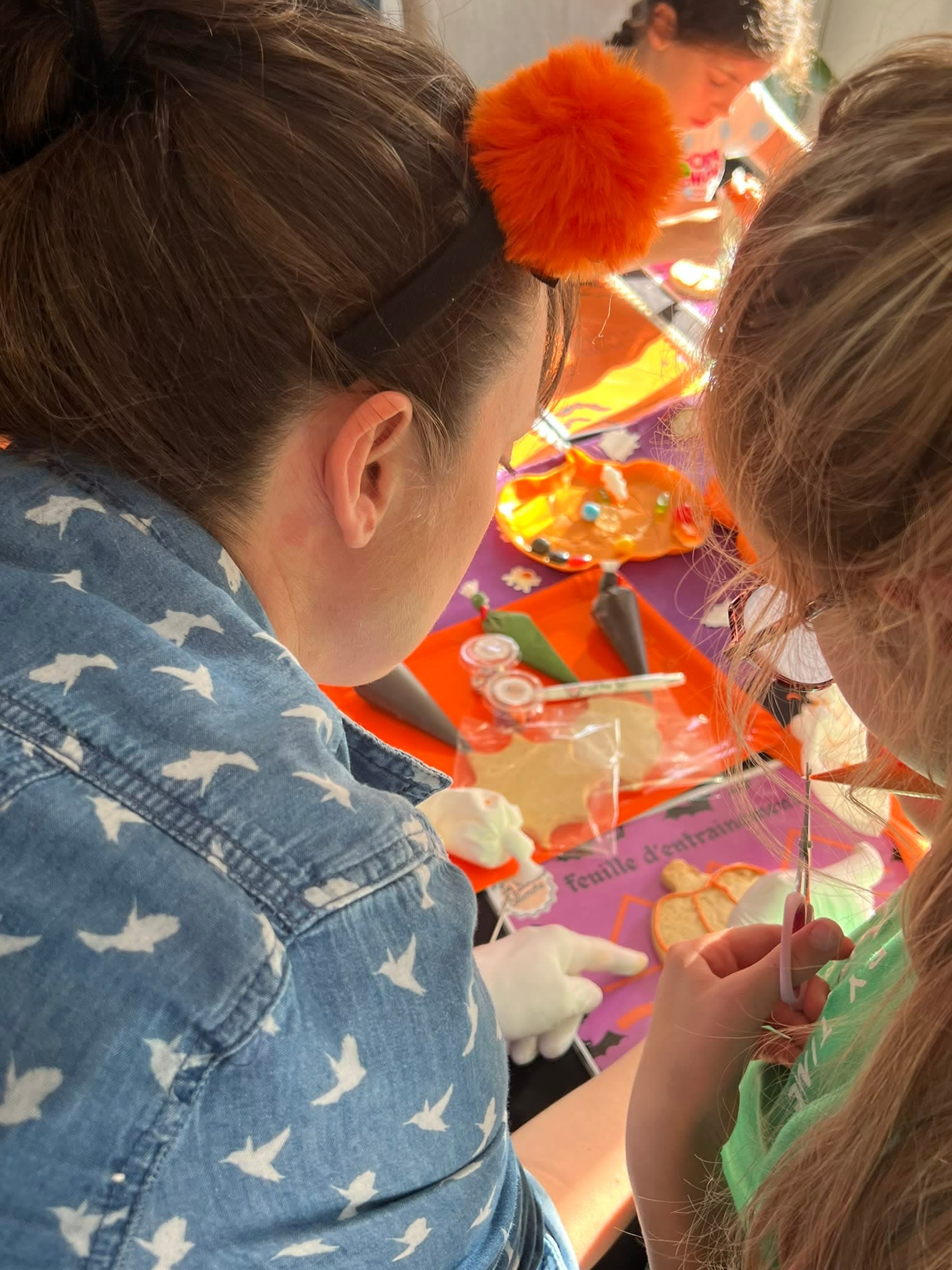 Petite fille qui prend un cours de création de biscuits