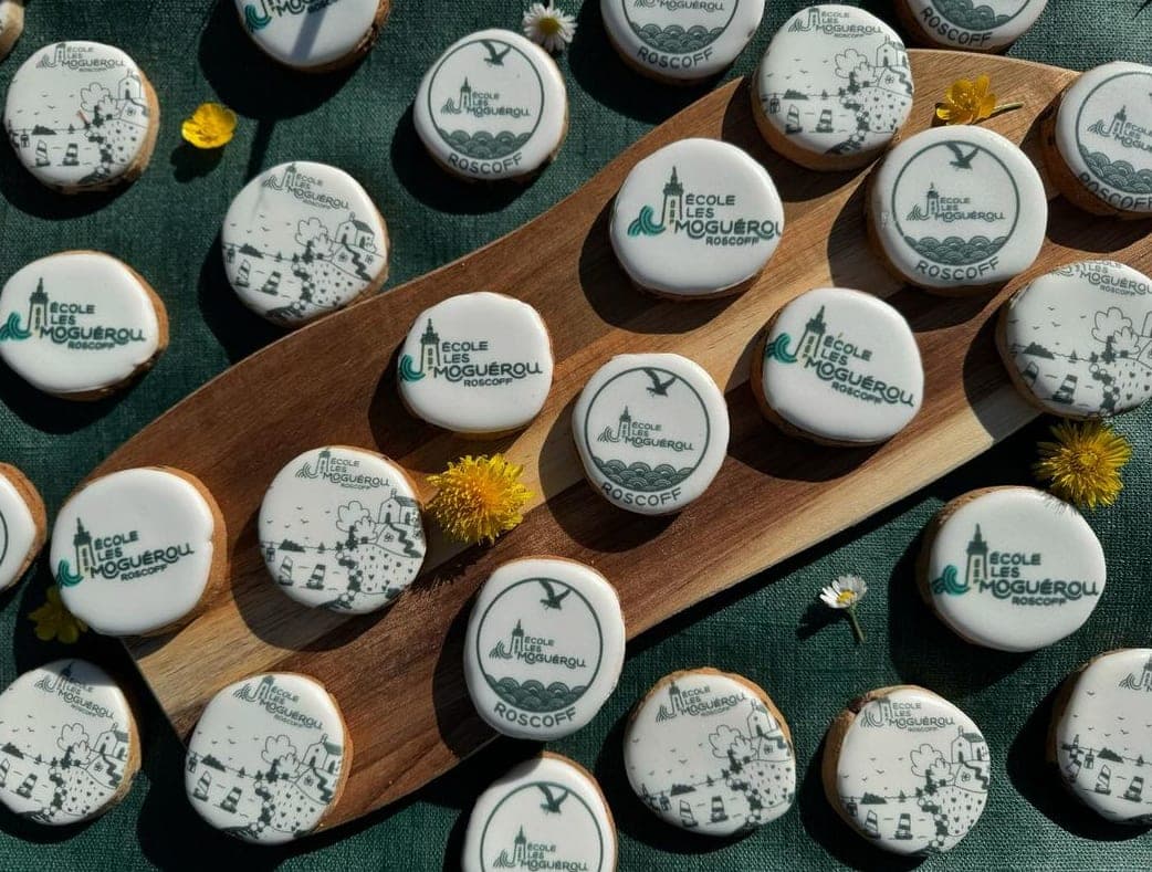 Biscuits imprimés avec des logos