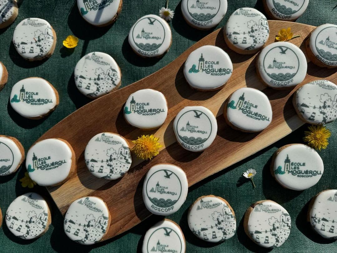 Biscuits imprimés avec des logos
