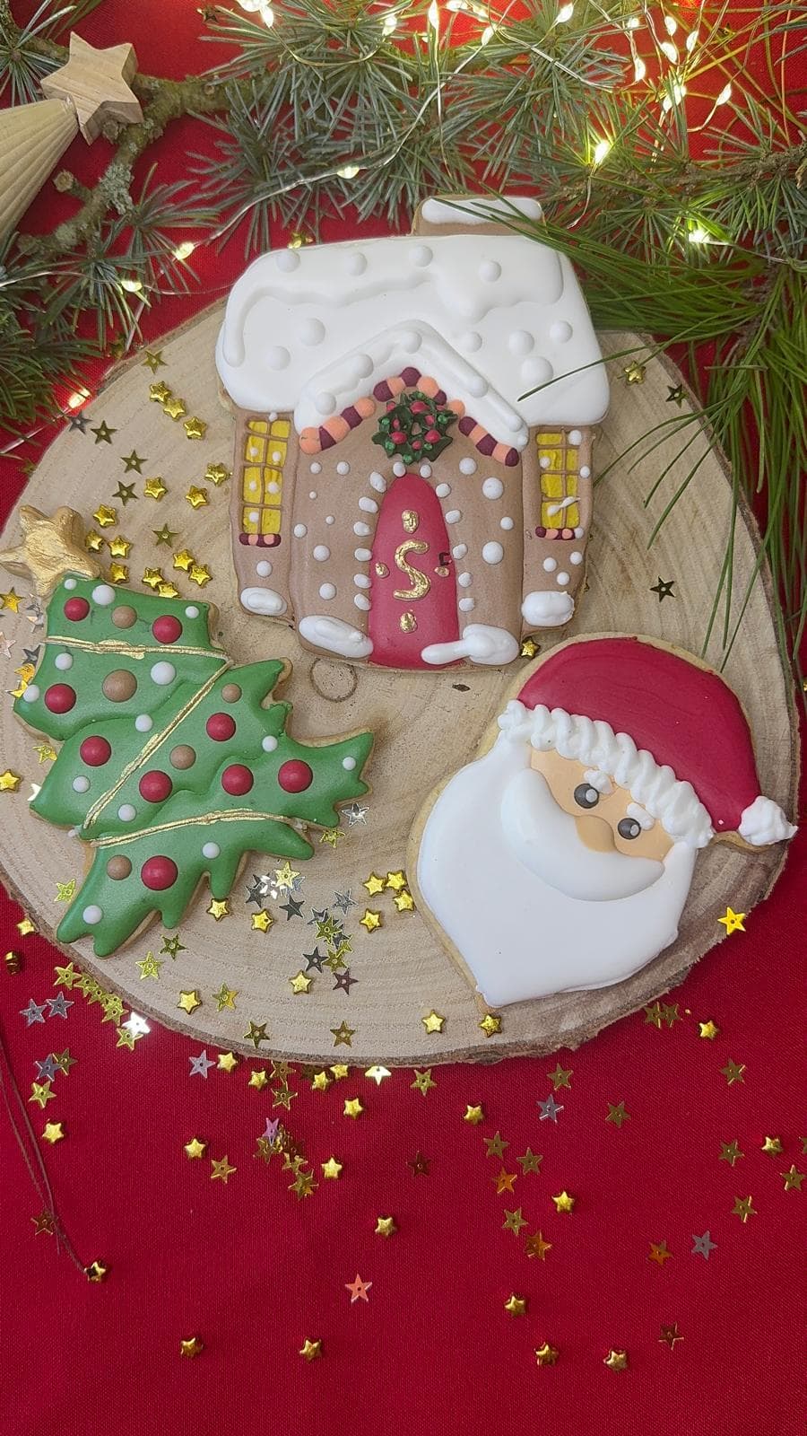 Biscuit père noël, sapin, maison pain d'épices
